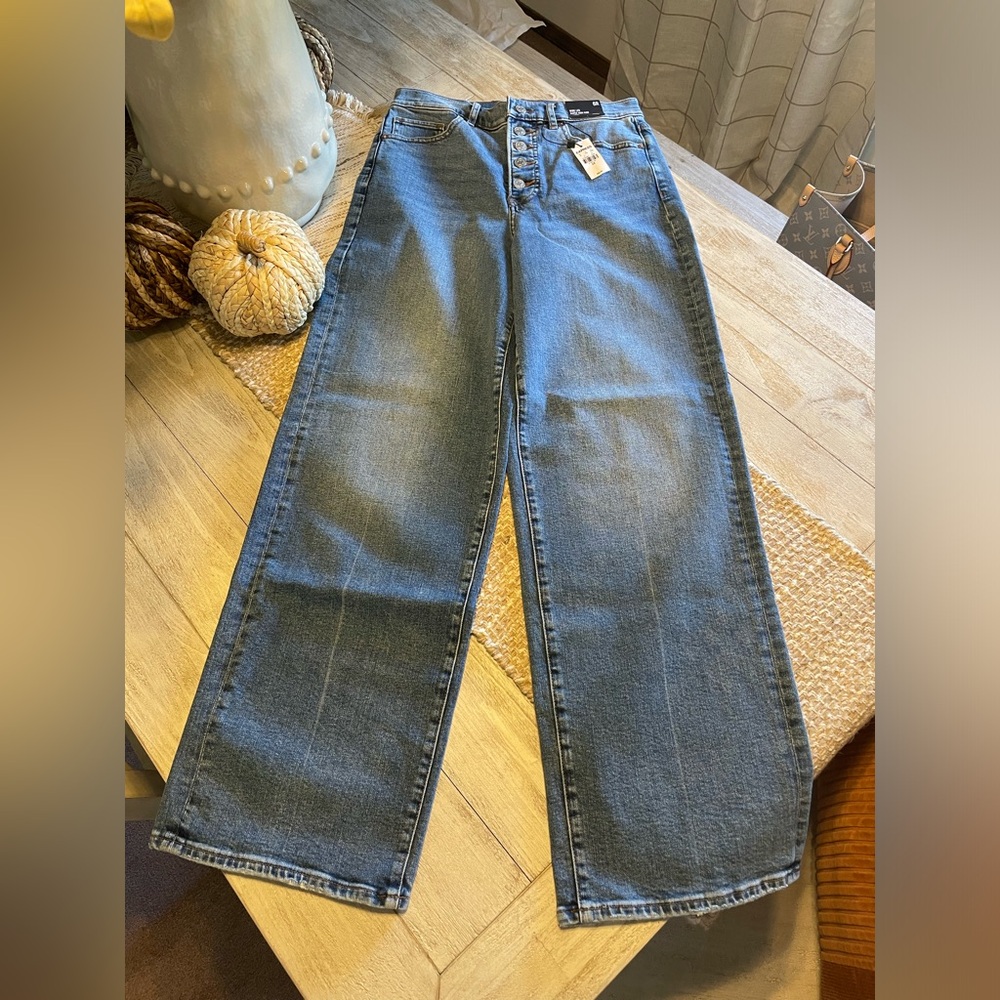 Express size 6R wide leg super sigh rise button fly jeans.